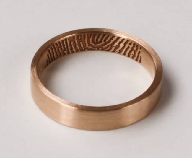 Ehering mit graviertem Fingerabdruck