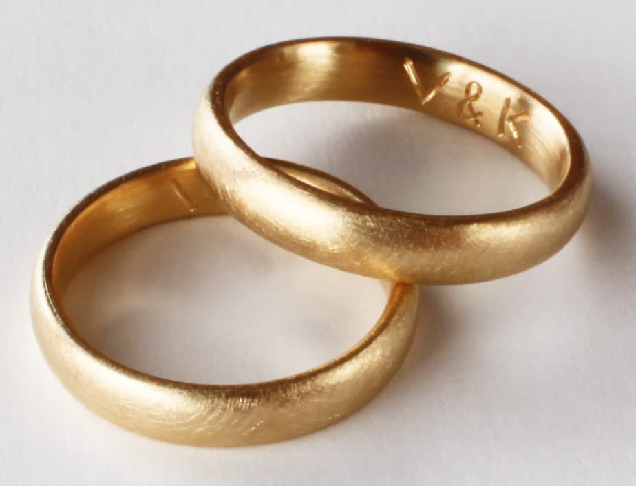 Initialiengravur in Trauringen aus öko-fairtrade Gold