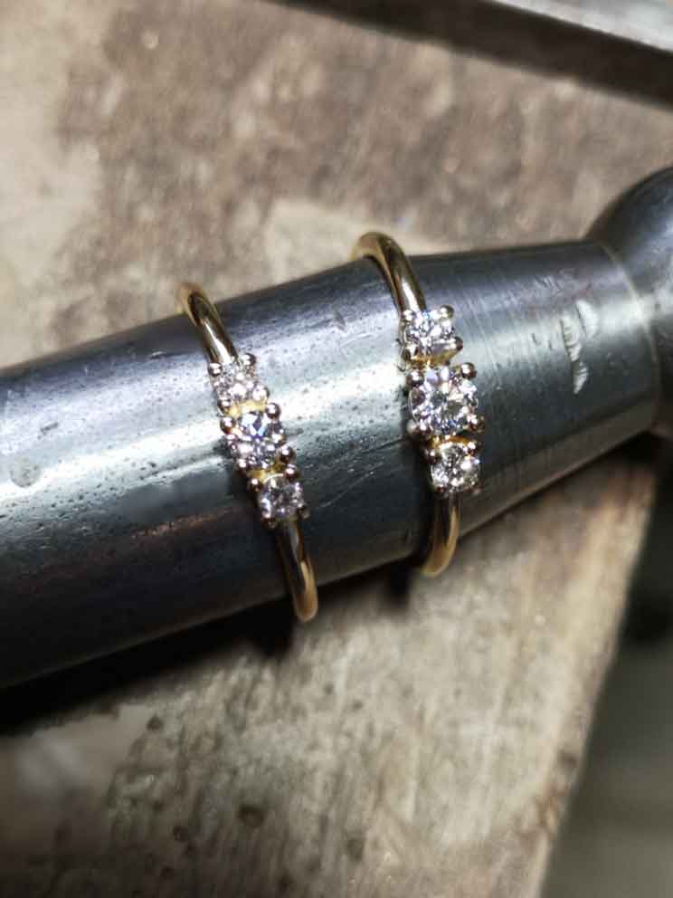 2 Verlobungsringe mit jeweils 3 Brillanten in Krappenfassungen aus FAIRMINED ECO GOLD