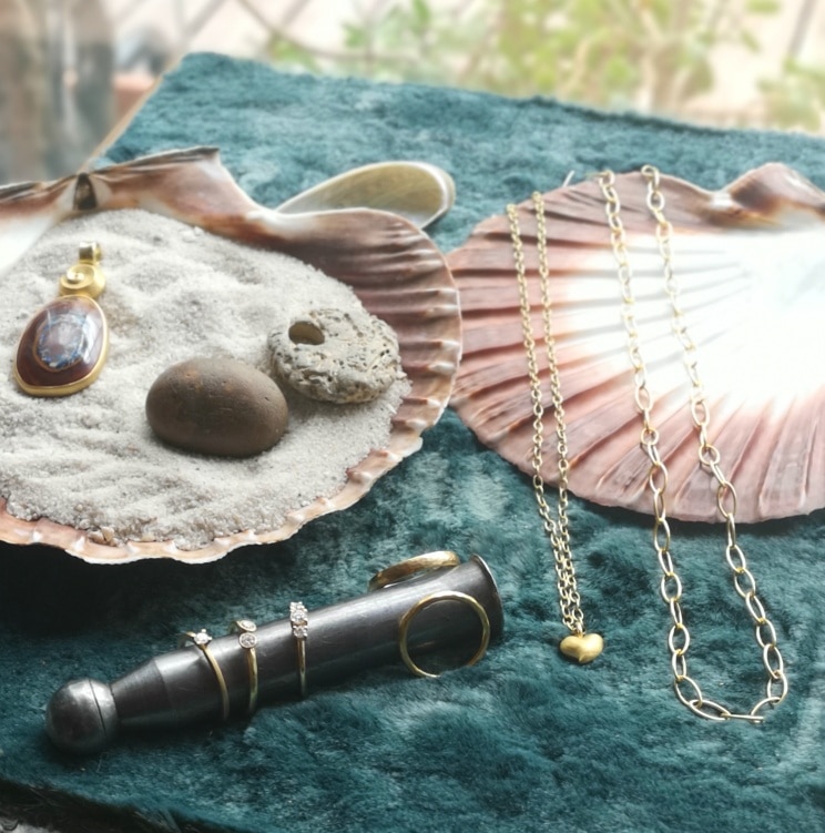 Schmuckvitrine mit dekoriertem Schmuck aus fairmined eco Gold